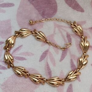 Elegant Trifari 17" Gold Leaf Necklace